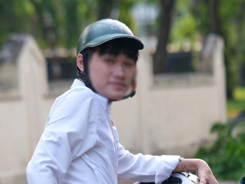 Rất nhiều trường hợp đội mũ hiểm khi đi xe đạp điện chỉ đội cho có