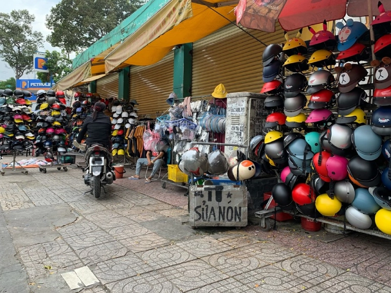 Mũ bảo hiểm 30k -50k được bán tràn lan trên thị trường