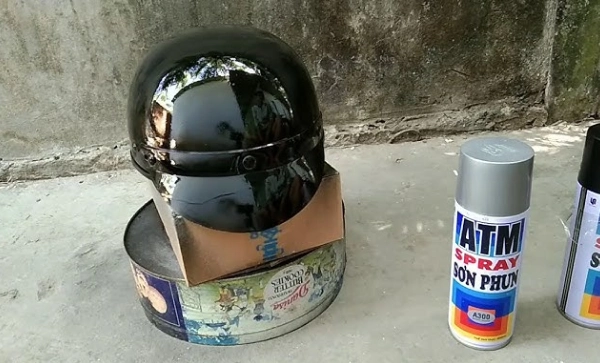 Có nhiều loại sơn có thể khiến mũ bảo hiểm bị ăn mòn