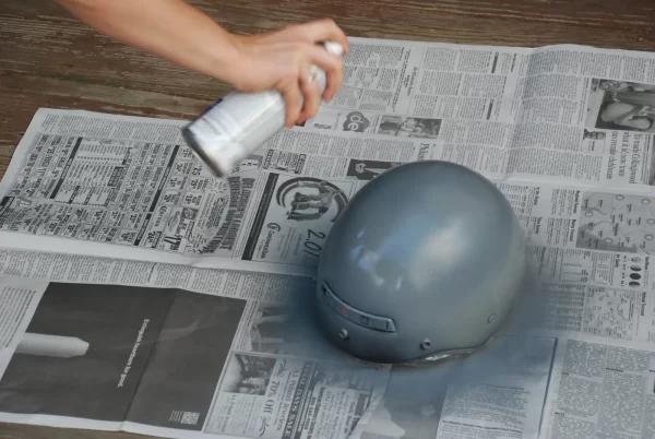 Sơn mũ bảo hiểm bằng phương pháp phun truyền thống