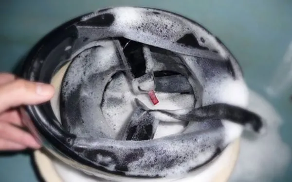 Cách vệ sinh mũ bảo hiểm carbon nửa đầu