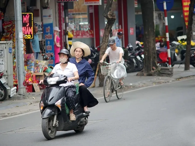Người ngồi sau không đội mũ bảo hiểm phạt bao nhiêu?