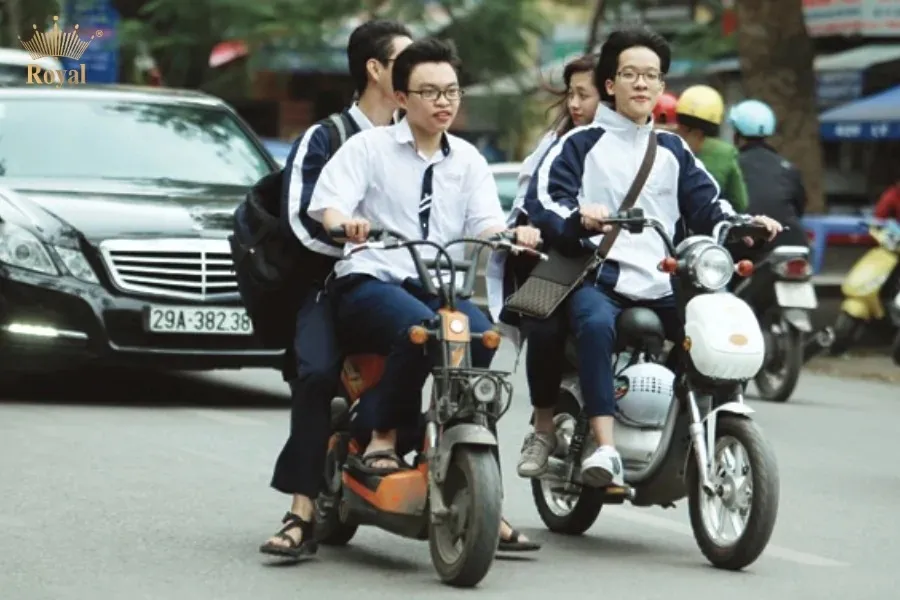 Xe máy điện không đội mũ có bị phạt không?
